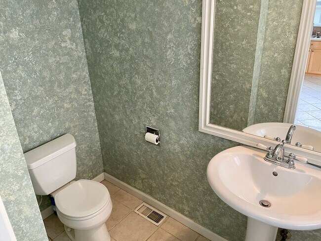 Building Photo - Coveted Laurelhurst Craftsman, Detached Garage, A/C, Hardwoods...A Rare Listing!