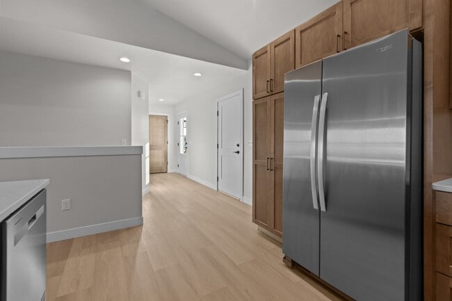 Building Photo - Beautiful New Executive Duplex