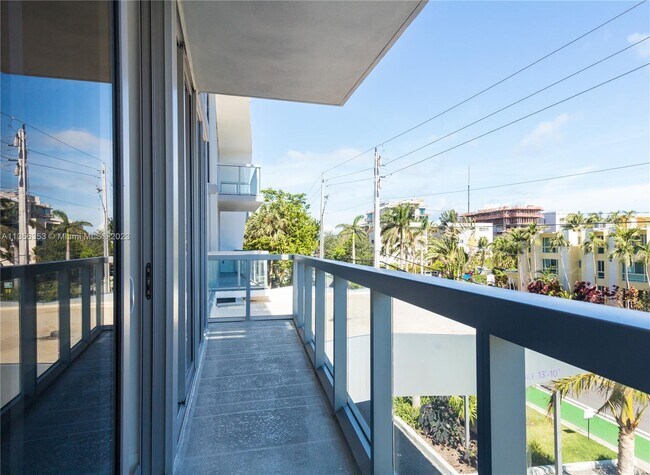 Building Photo - 9940 W Bay Harbor Dr