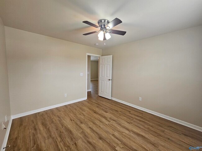 Building Photo - 385 Robinson Rd
