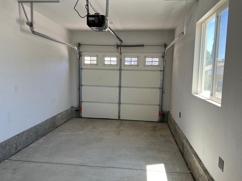 Building Photo - 10629 Lind Ave