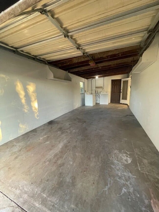 Building Photo - 2 Bed 1 Bath Home | Pet Friendly | Washer Dryer Hook Ups | Section 8 Welcome