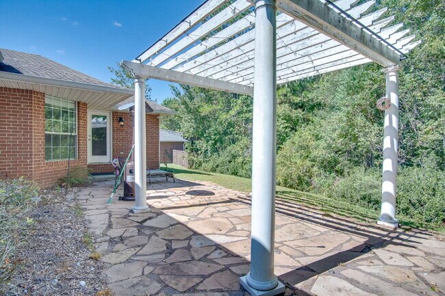 Building Photo - Spacious Pace Home with Office, Fireplace & Pergola