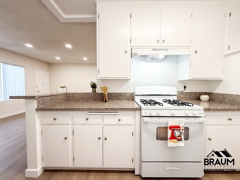 Building Photo - 6041 Whitsett Ave