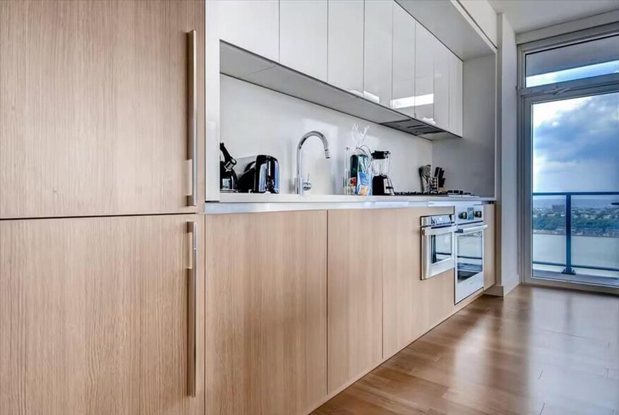 Building Photo - 605 W 42nd St