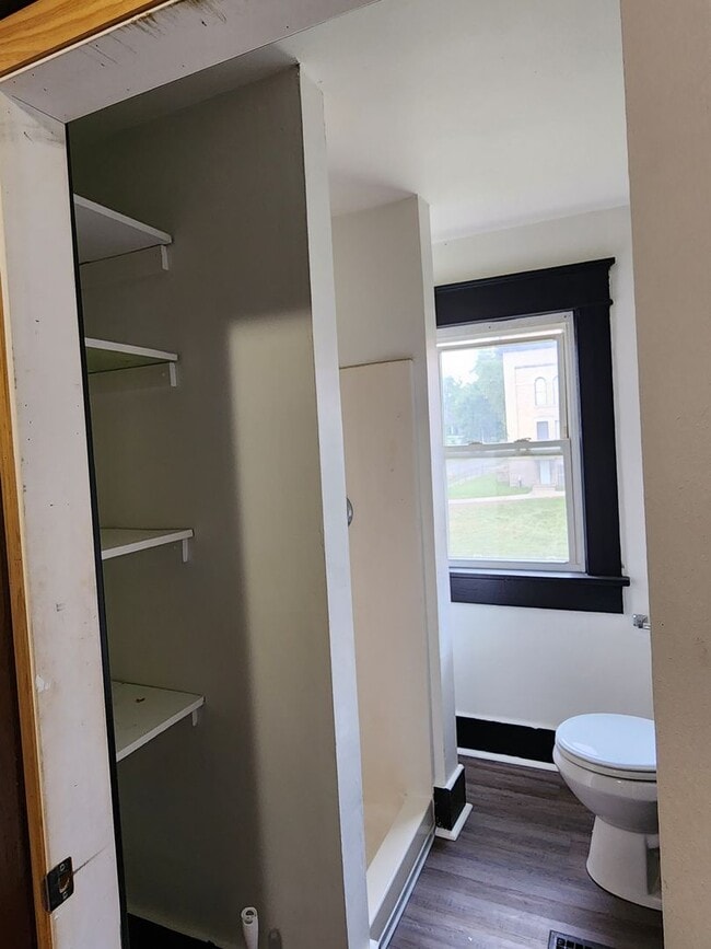 Building Photo - 2 Bedroom 1 bath duplex