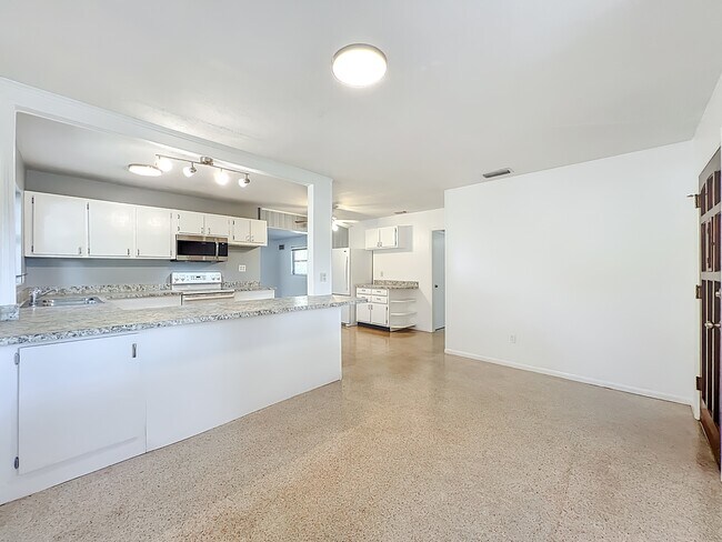 Building Photo - 1706 Cambridge Dr