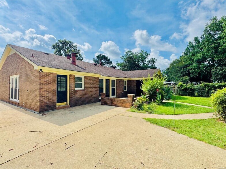 Building Photo - 713 Dubuque Dr