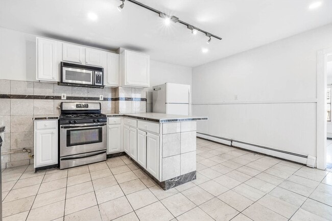 Building Photo - 571 Somerville Ave