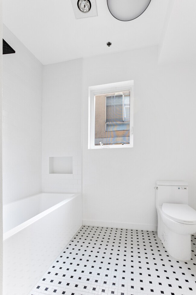 Master Bath pic3 - 900 S Harvard Blvd