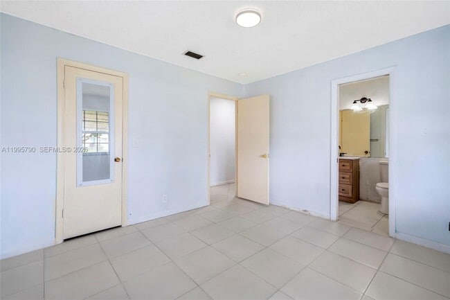 Building Photo - 1005 SW 18th St