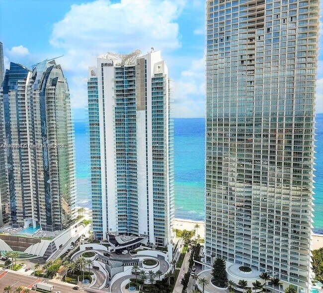 Building Photo - 17001 Collins Ave