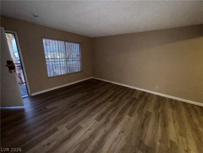 Building Photo - 615 S Royal Crest Cir