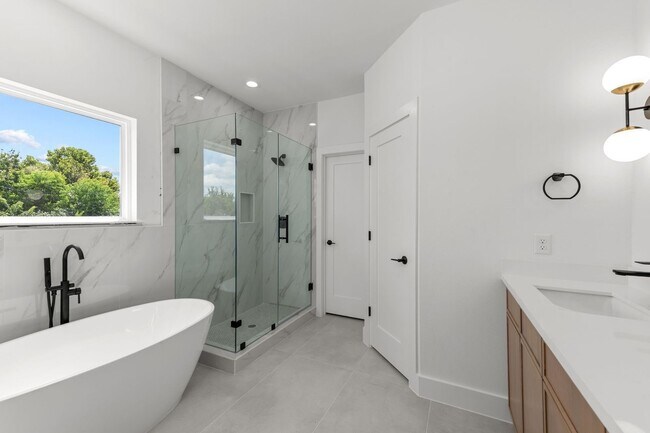 Building Photo - 3348 Sauer St