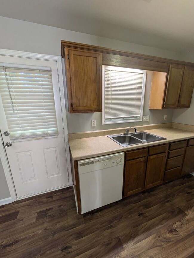 Building Photo - 2BD/1.5BA Townhome At Strawberry Patch in ...