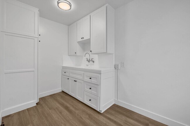 Building Photo - Newly Renovated Studio on 2nd Street- Long Beach