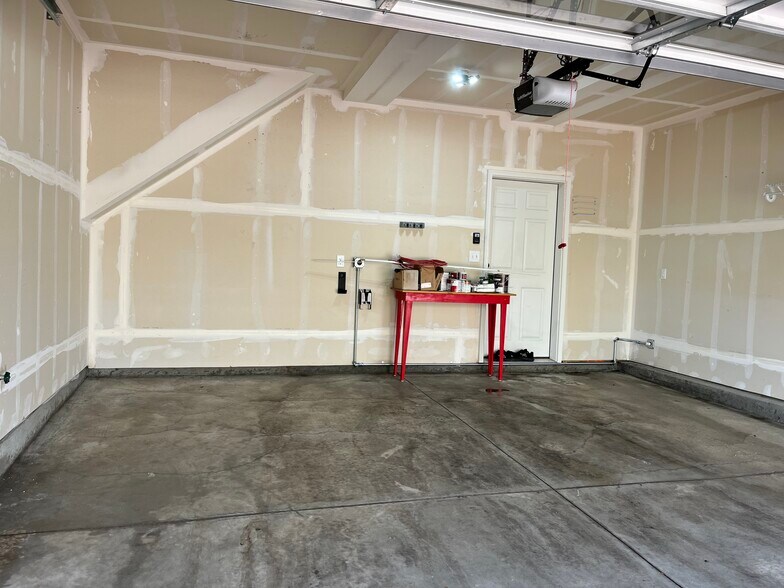 2 stall garage - 4541 N Quemoy St