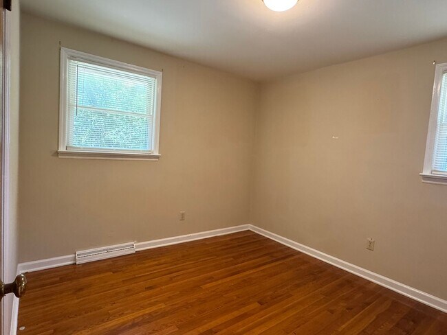 Building Photo - 1004 S Park Dr