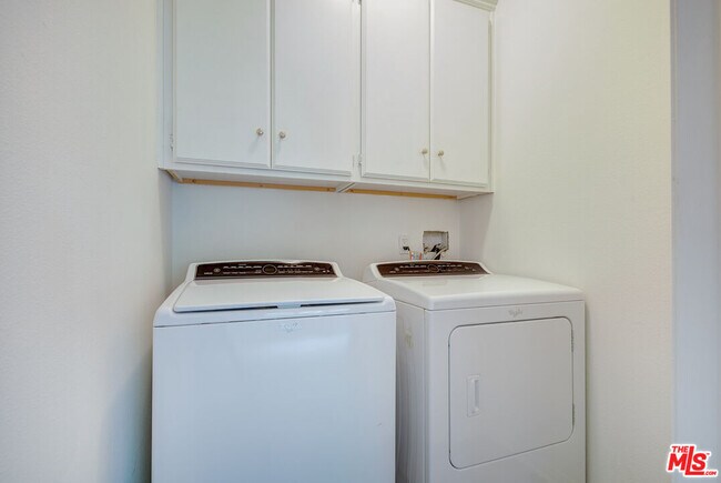 Building Photo - 858 N W Knoll Dr