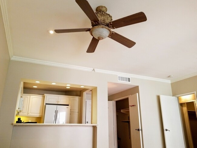 Building Photo - $2595. Marina District upgraded 1bd 1ba with balcony 735 sq ft