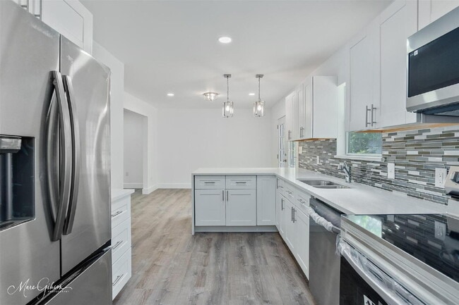 Building Photo - "Spacious 4-Bedroom Gem with a flex room a...