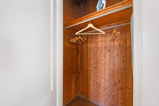 Building Photo - 536 Hawthorne Ln