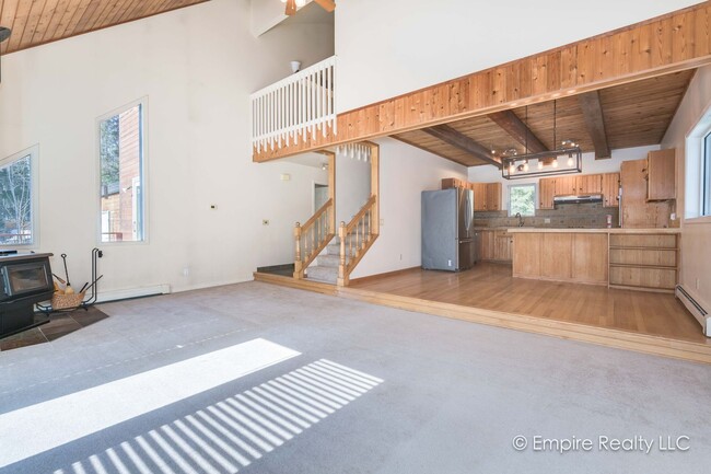 Building Photo - 4 Bed 3 Bath Home off of Gold Hill Rd- PET...