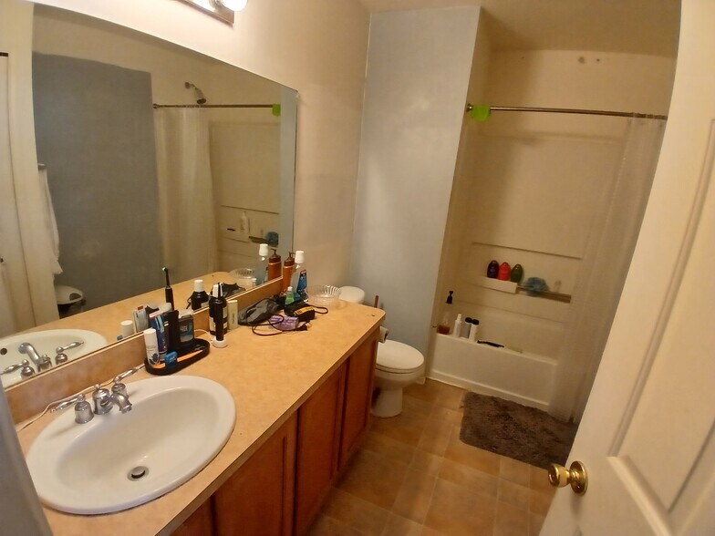 Building Photo - 257 Stonegate W