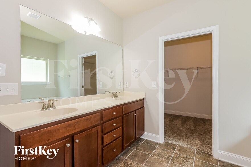 Building Photo - 1022 Yorkshire Dr