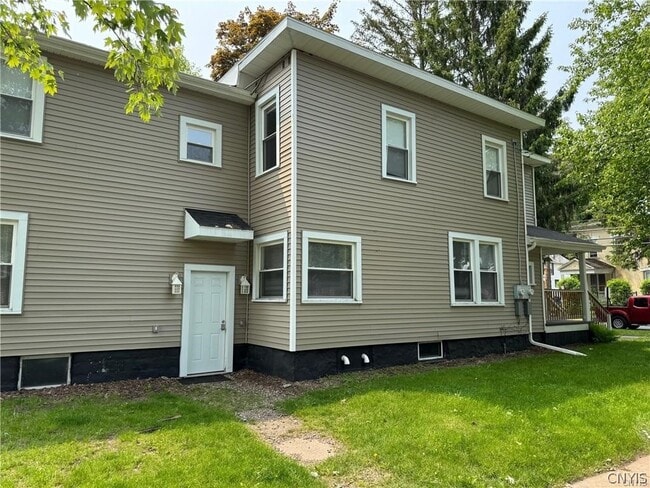 Building Photo - 61 1/2 Downer St