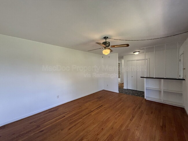 Building Photo - 1804 Sherwood Dr