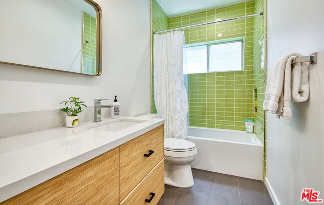 Building Photo - 6623 Esplanade