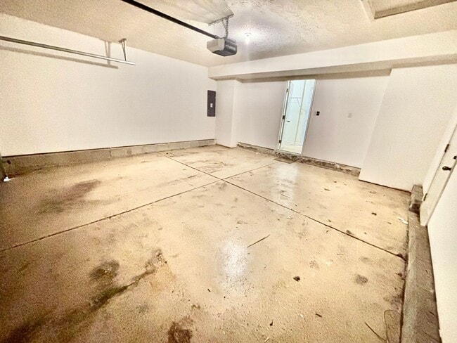 Building Photo - 3 Bedrooms, 2.5 Baths, and a Secret Agent Garage!