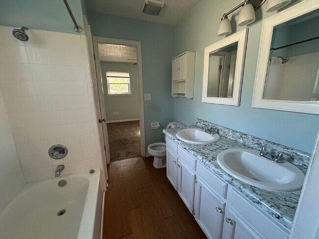 Building Photo - 2BR/1.5BA Townhouse Apartment Conveniently Located!