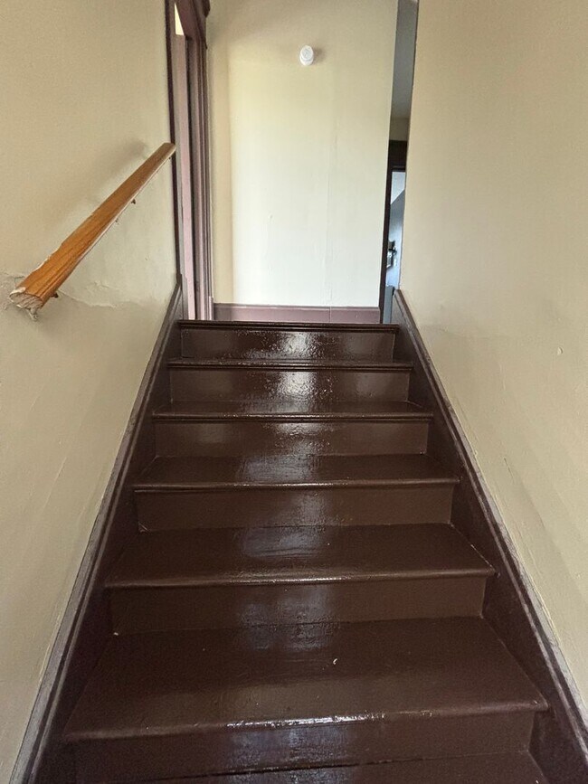 Building Photo - Newly Renovated 4 Bedroom Home