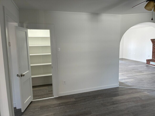 Building Photo - Welcome to the Heart of Unionville prime location!