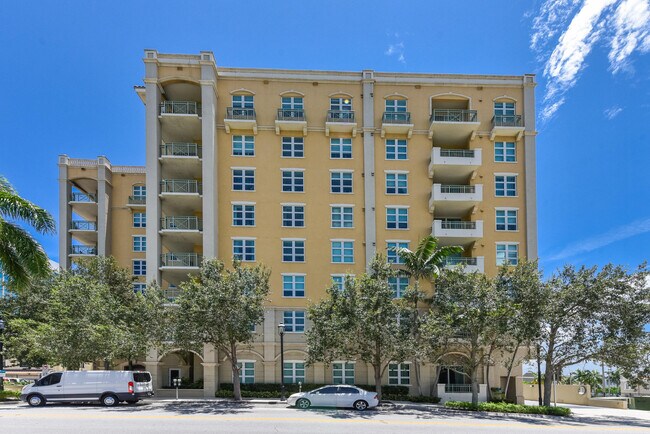 Building Photo - 403 S Sapodilla Ave