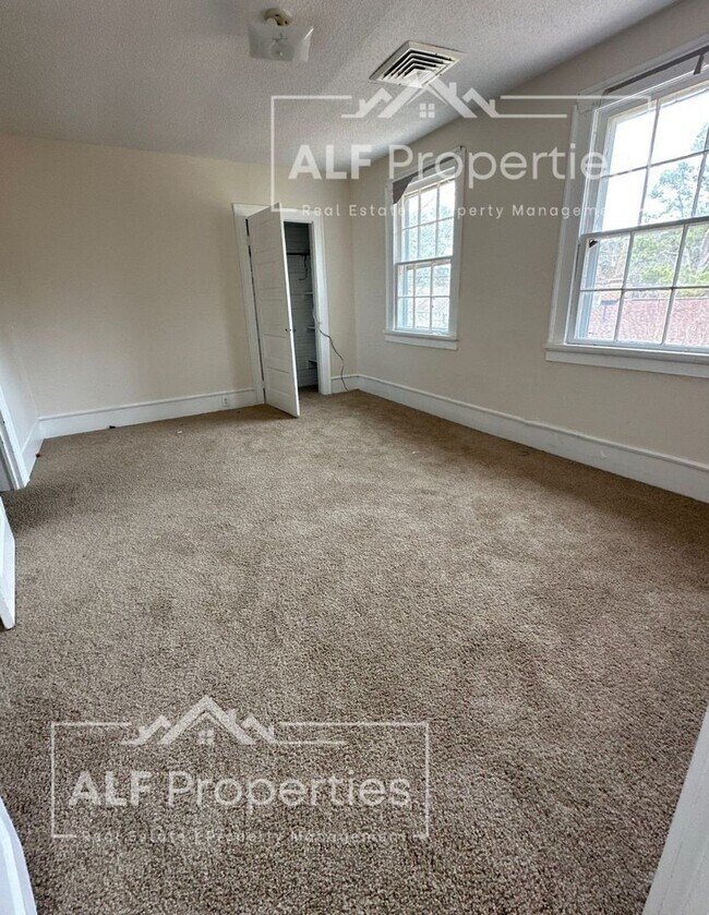 Building Photo - 3BR/2BA | Two Stories | Large Living Room & Dining Room