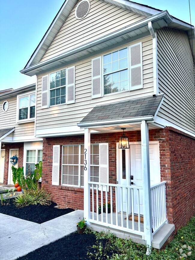 Building Photo - Beautifully Updated 2 Bedroom Townhome in ...