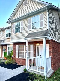 Building Photo - Beautifully Updated 2 Bedroom Townhome in ...