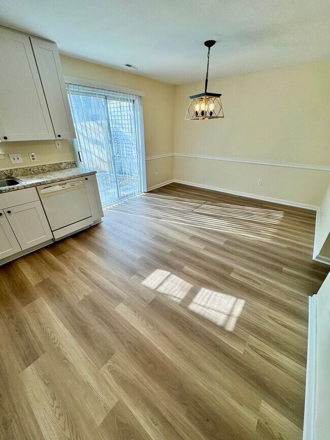 Building Photo - LYNBROOK LANDING
