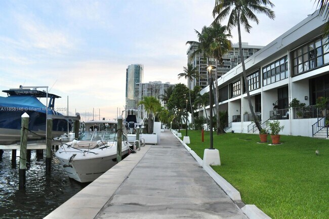 Building Photo - 1901 Brickell Ave