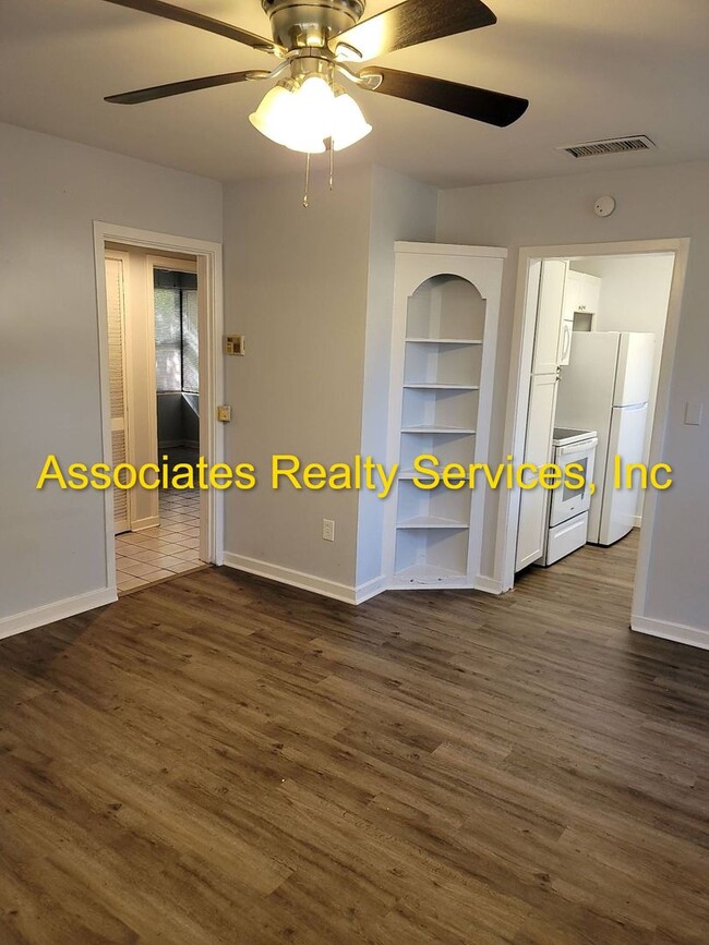 Building Photo - Spacious 3BR/2BA Home on a Quiet Corner Lot!