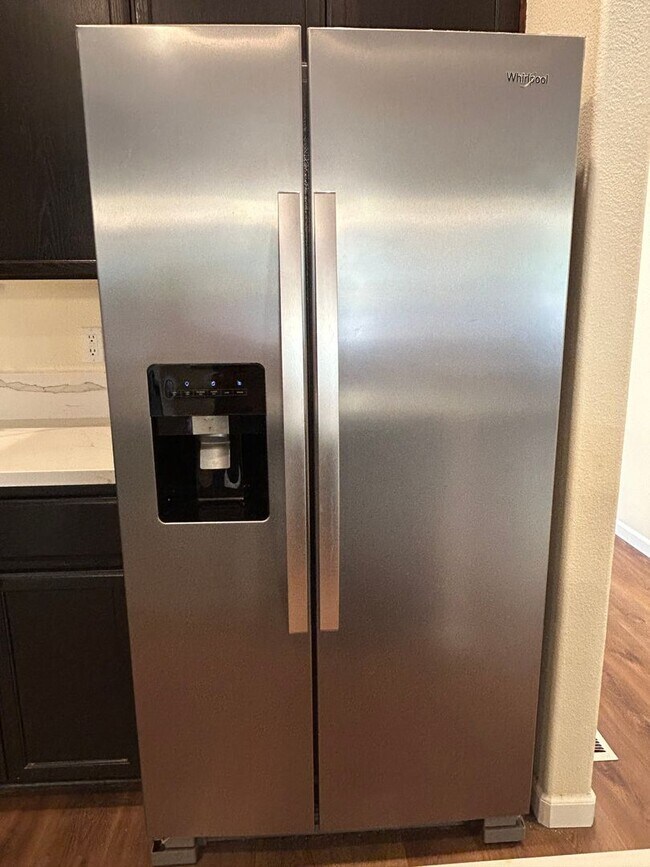 Building Photo - Spacious 4 Bedroom (plus den), 3 Bath Home...