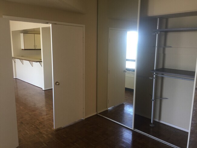 Building Photo - Enjoy sweeping views of the bay and Golden...