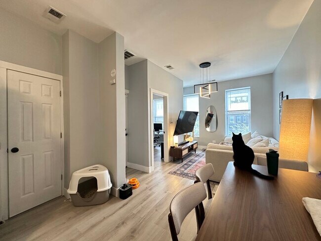 Building Photo - 1333 W Walton St