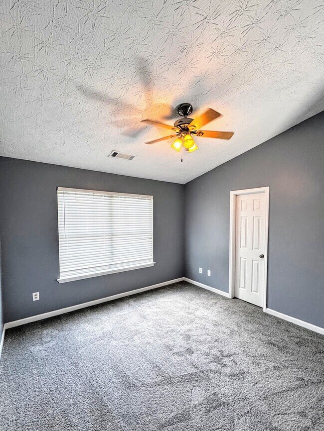 Building Photo - Spacious and cozy 3BR/2.5 bath townhome in...