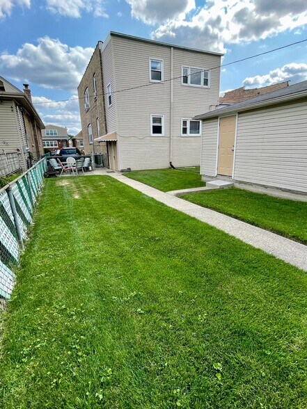 Large oversized yard - 5336 W Dakin St