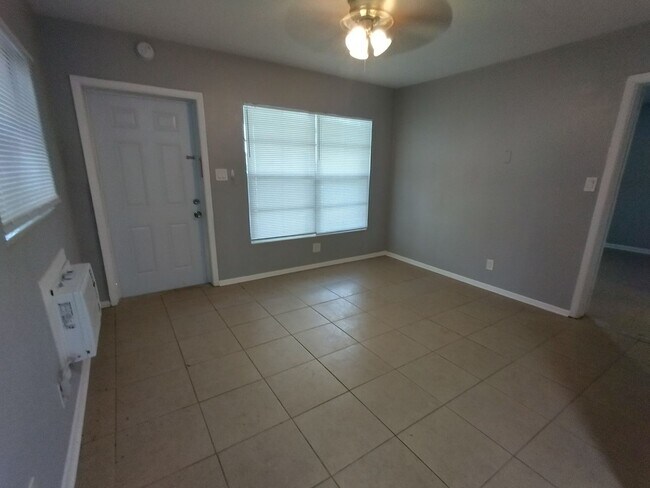 Building Photo - 419 Pineapple St