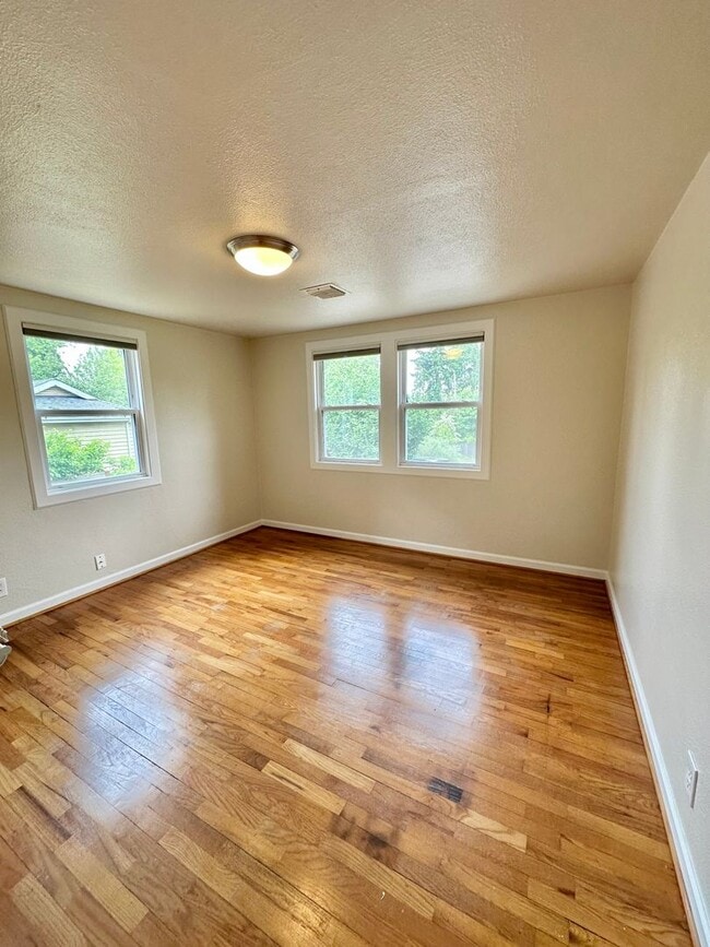 Building Photo - Charming 2-Bedroom, 2- bathroom Home with Bonus Space & Prime Shoreline Location